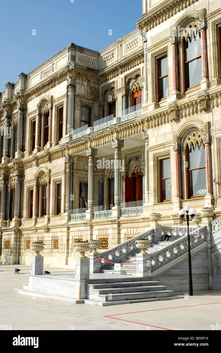 Ciragan Palace Kempinski, Luxus-Hotel am Bosporus, Bogazici, Besiktas-Viertel, Istanbul, Türkei Stockfoto