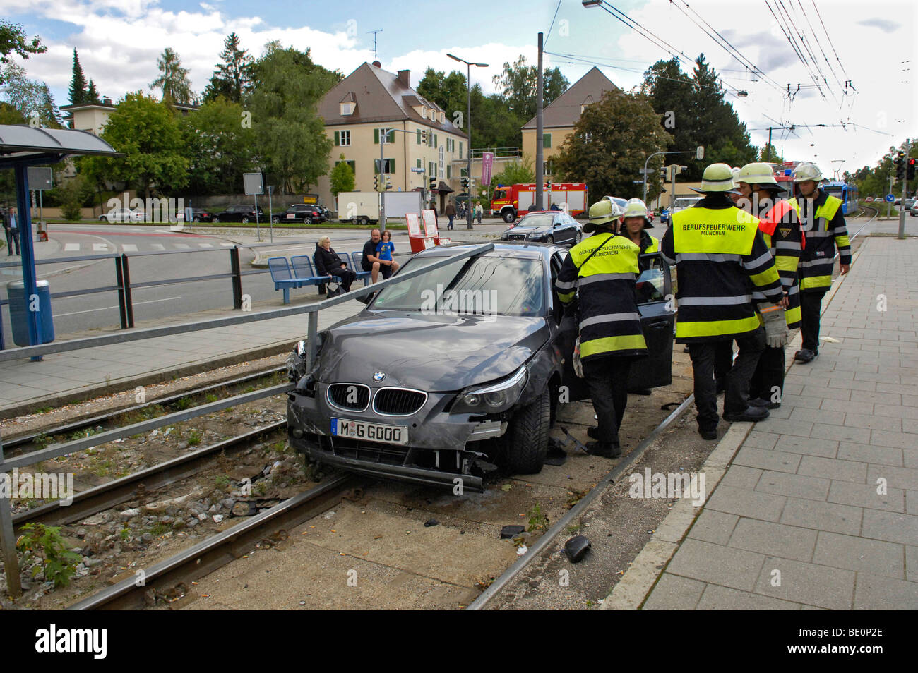 Unfall Auto auf Straßenbahn verfolgt, Kfz-Kennzeichen geändert, München, Bayern, Deutschland, Europa Stockfoto