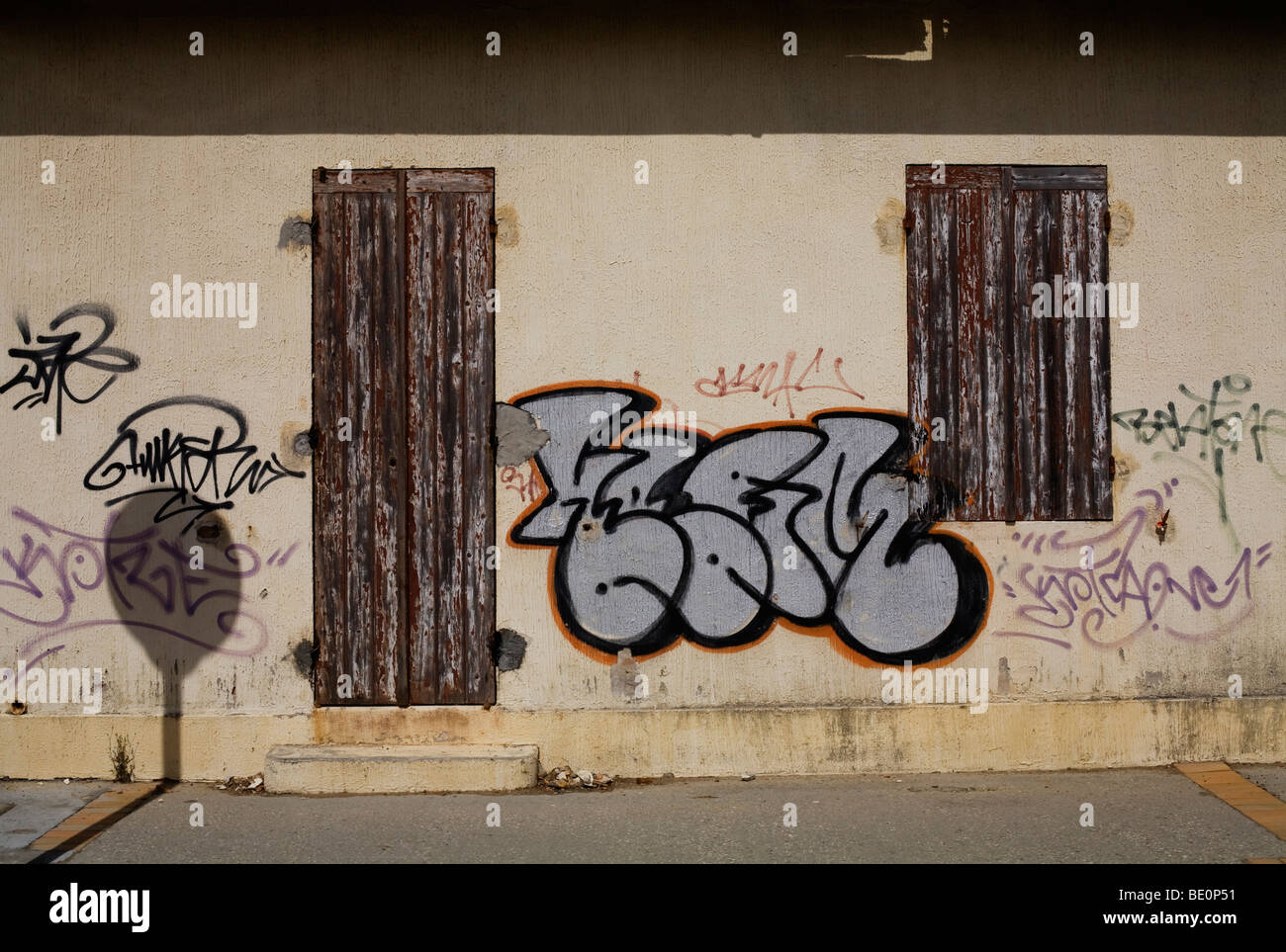 Graffiti auf einem geschlossenen Strand-Shop in Carcans-Plage an der Atlantikküste in der Nähe von Bordeaux Stadt von Carcans in Frankreich Stockfoto