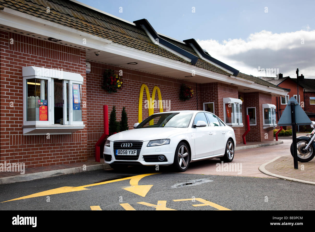 Audi bei McDonalds durchfahren Stockfoto