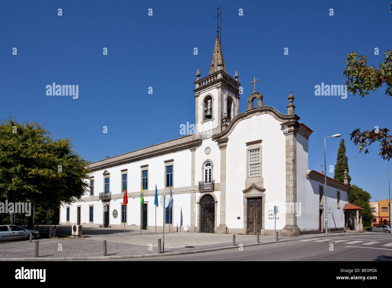 Lapa Kapelle - ein Museum für sakrale Kunst (rechts), und die Universität Lusiada Zweig (links) in Vila Nova de Famalicão, Portugal. Stockfoto