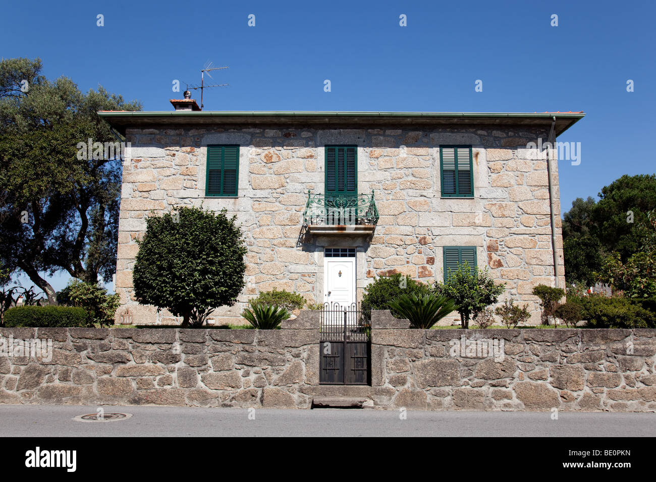 Typisches Haus der Minho-Region hergestellt aus Granitstein in Vila Nova de Famalicão, Distrikt Braga Portugal. Stockfoto