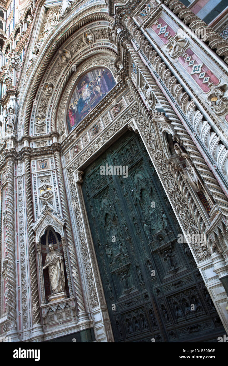 Vordere Marmor und Florenz Kathedrale (Duomo) gesehen von der Treppe, Piazza del Duomo, Florenz, Toskana, Italien. Stockfoto