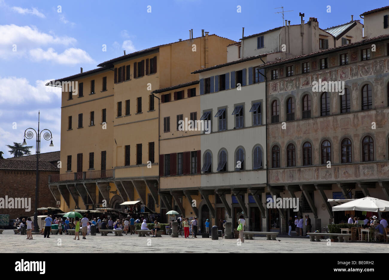 Riesige Piazza Santa Croce in Florenz bei Einheimischen und Touristen mischen sich rund um Geschäfte und Pflaster Bars, Florenz, Toskana, Itlay, Stockfoto