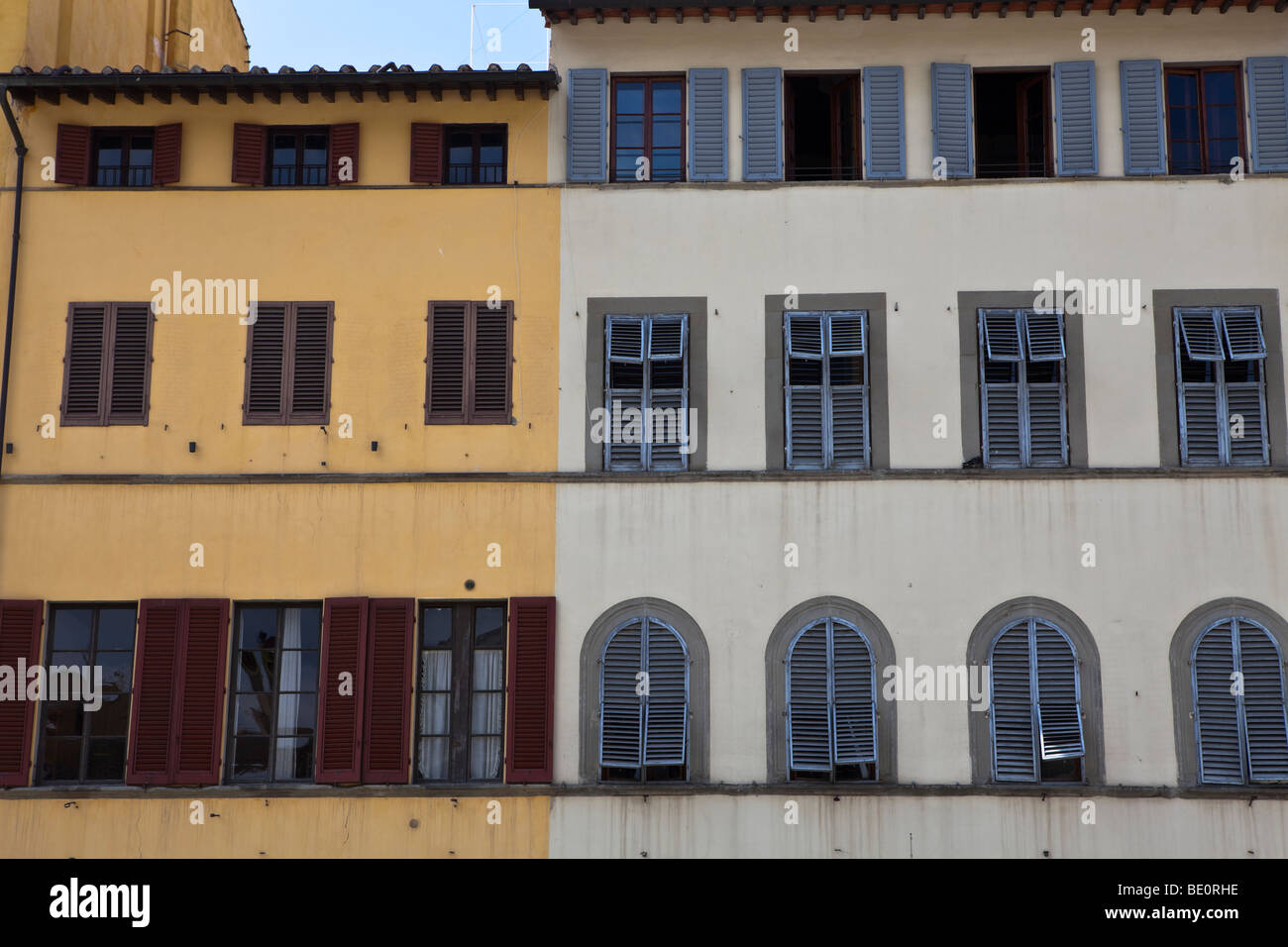 Riesige Piazza Santa Croce in Florenz bei Einheimischen und Touristen mischen sich rund um Geschäfte und Pflaster Bars, Florenz, Toskana, Itlay Stockfoto