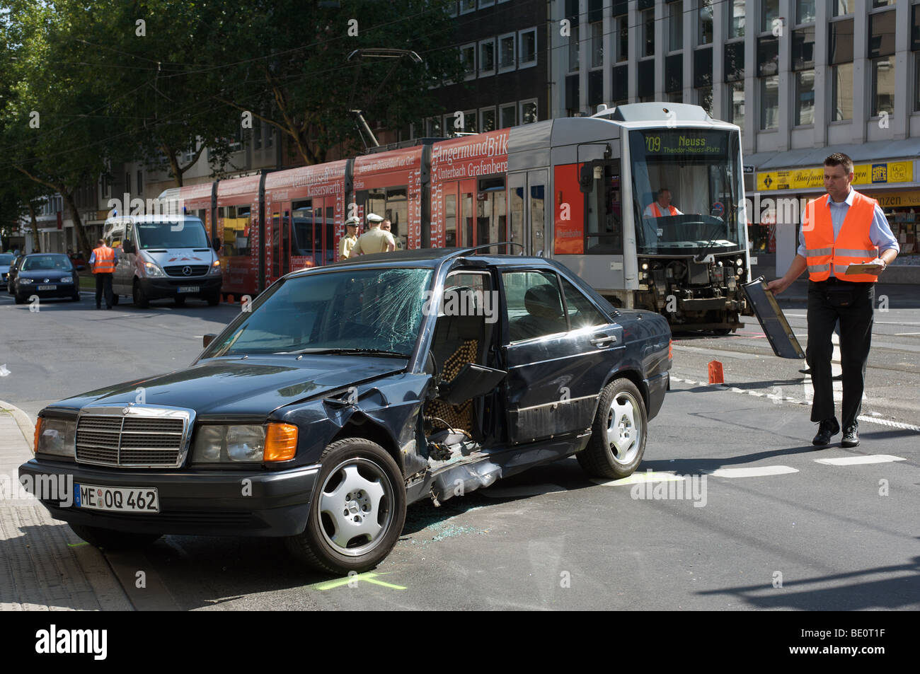 Ein Zusammenstoß zwischen einem Auto und Straßenbahn, Düsseldorf, Nordrhein-Westfalen, Deutschland. Stockfoto