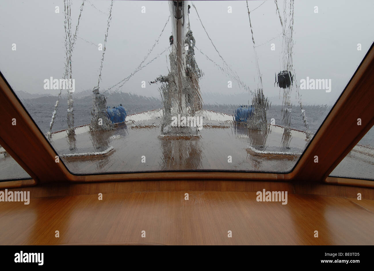 hölzerne Segelschiff segeln im Sturm Stockfoto