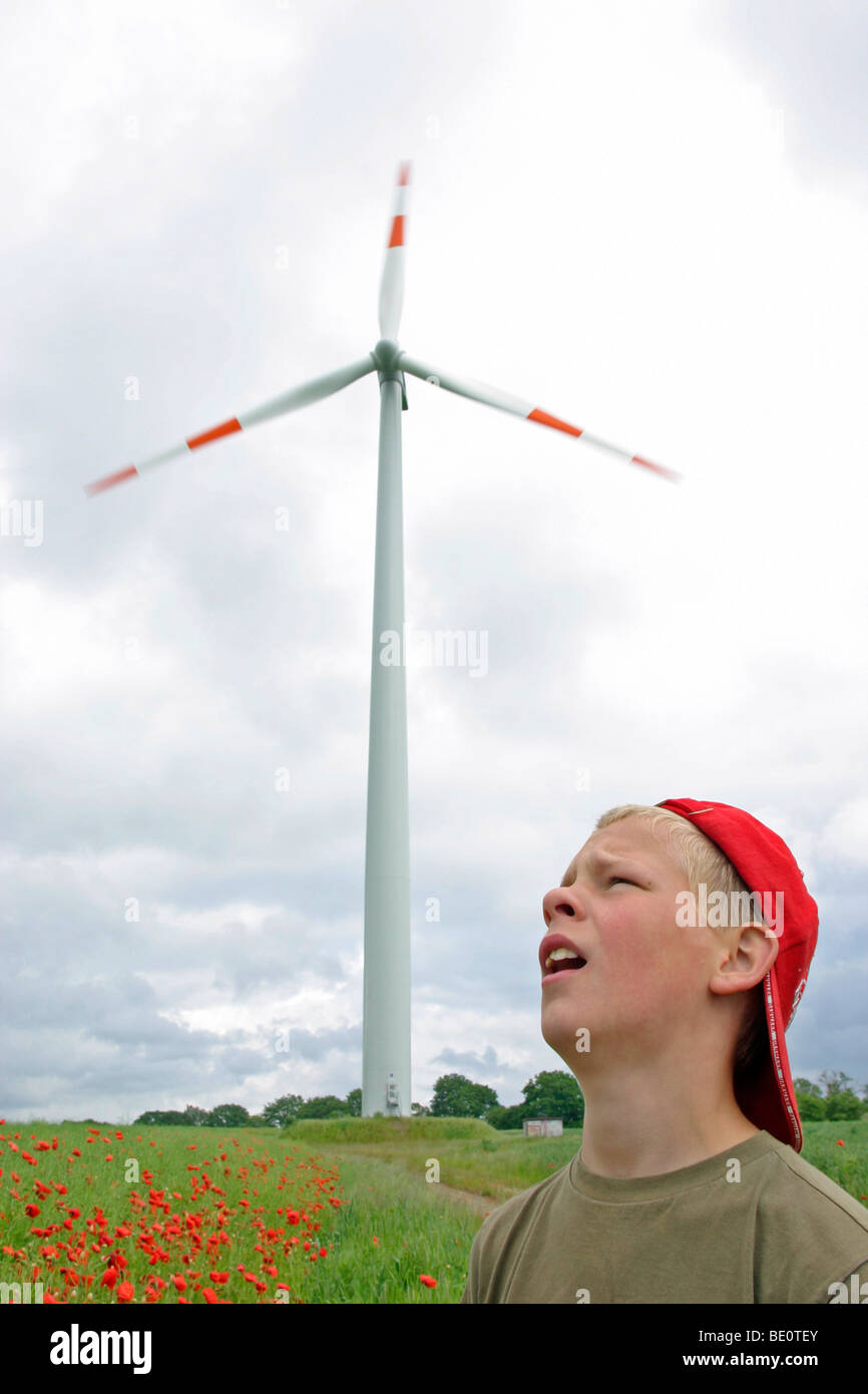 Kinder bewundern einer Windenergieanlage Stockfoto
