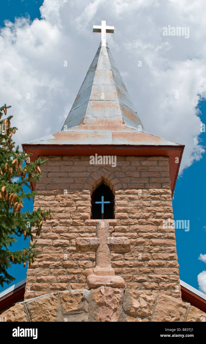 Drei Kreuze auf einer kleinen Kirche auf geschwollene weißen Wolken in einem wunderschönen New Mexico Himmel zeigen. Stockfoto