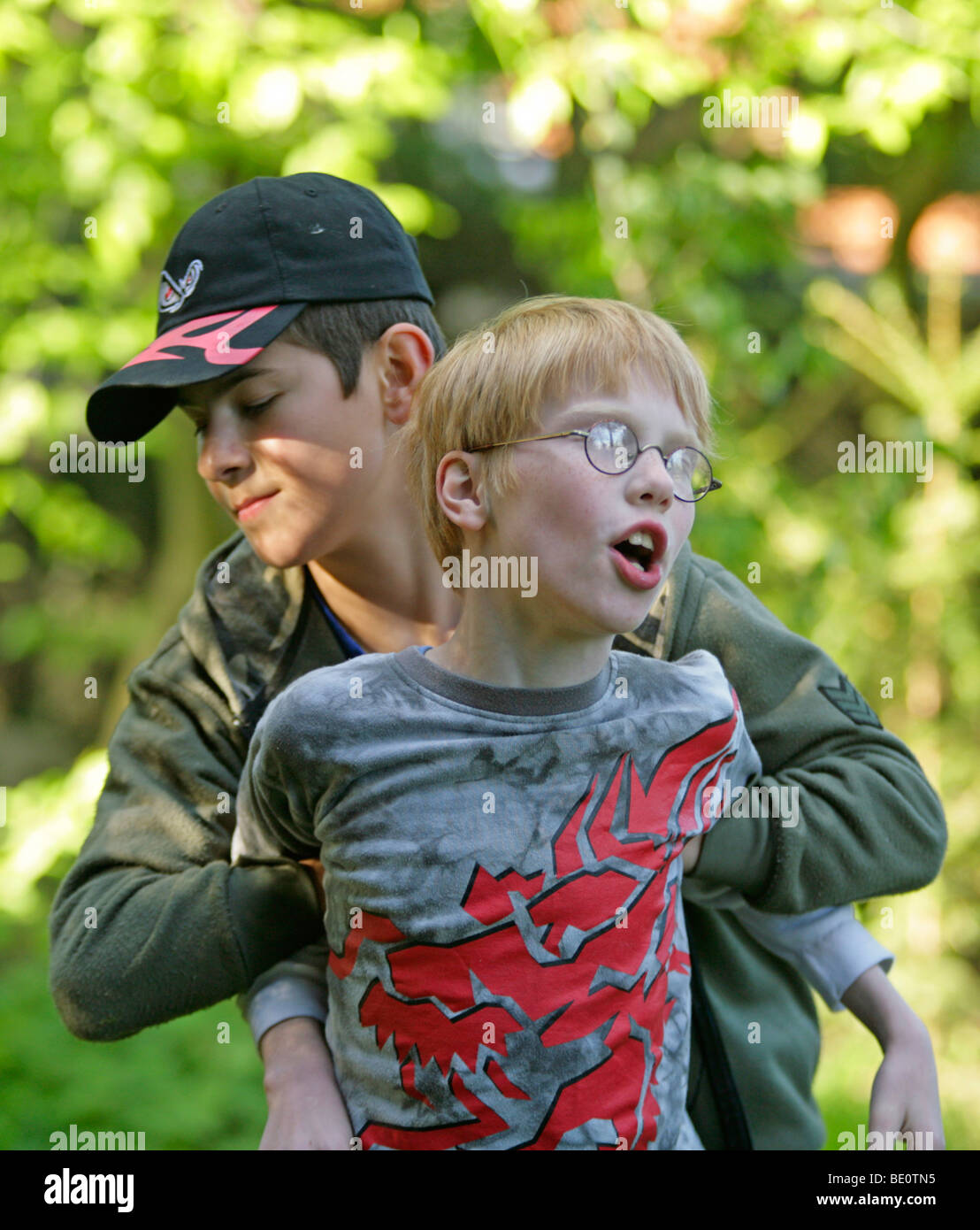 ältere Jungen Mobbing eine jüngere Stockfoto