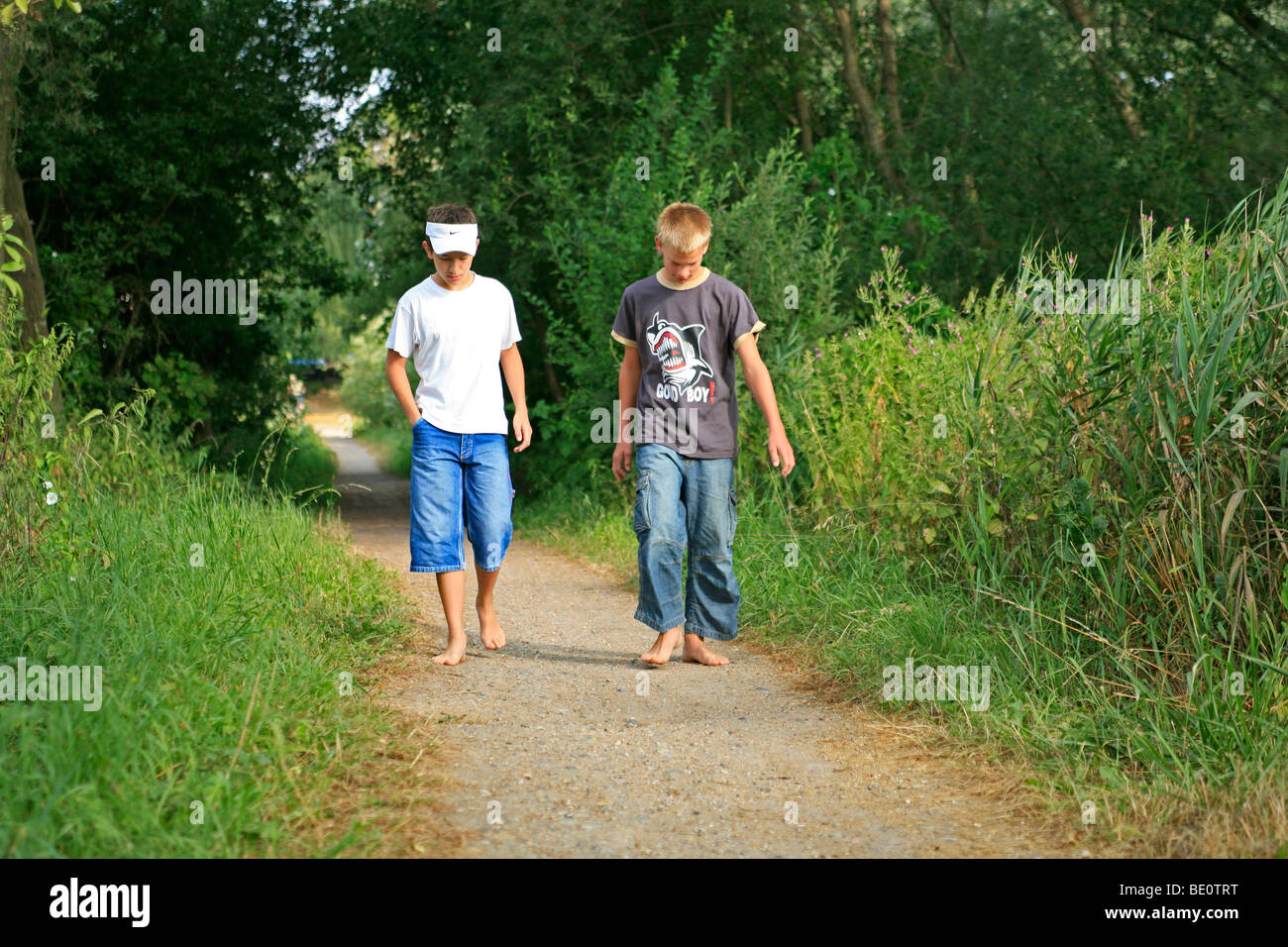 jungen barfuß über einen Waldweg Stockfotografie - Alamy