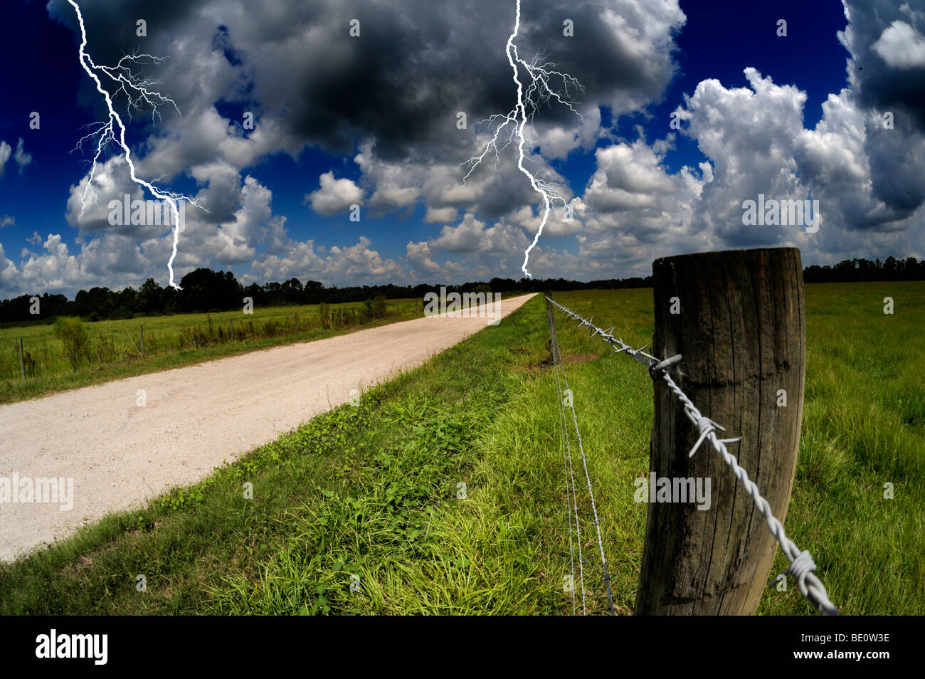 Blitz und Landstraße Stockfoto