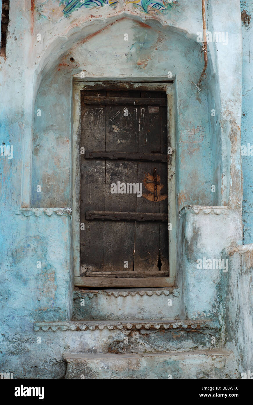 Tür in blau gestrichenen Haus, Bundi, Rajasthan, Indien Stockfoto