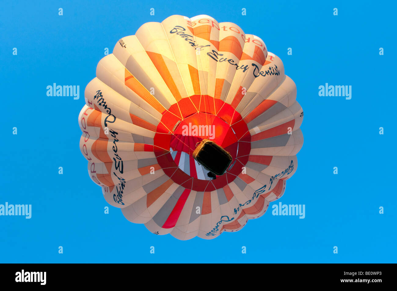 Heißluftballon aus betrachtet darunter im Flug Stockfoto