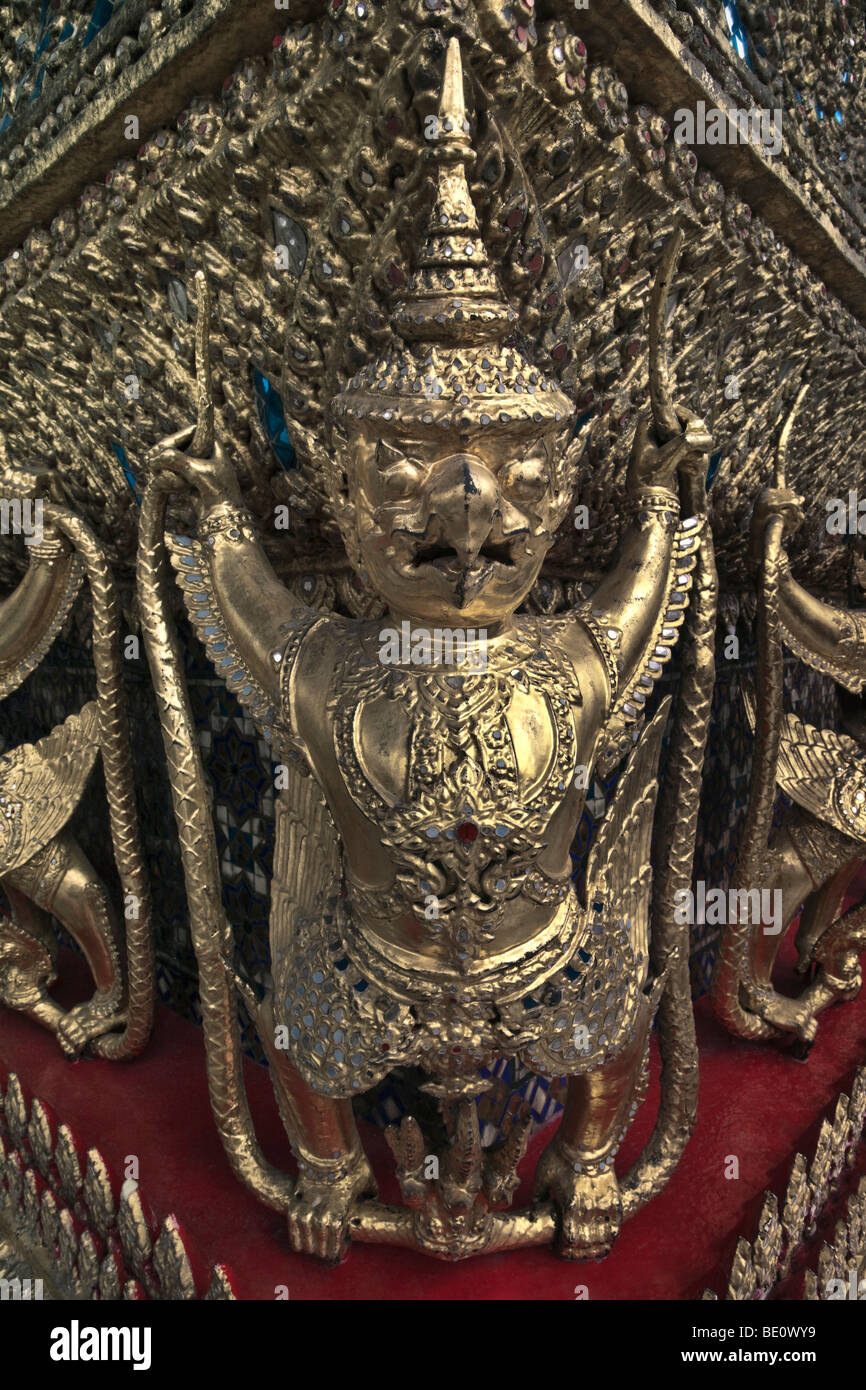 Thailand, Bangkok, Grand Palace, Wat Phra Kaeo Tempel des Smaragd-Buddha, Weitwinkel, Nahaufnahme Blick auf Garuda Statuen Stockfoto