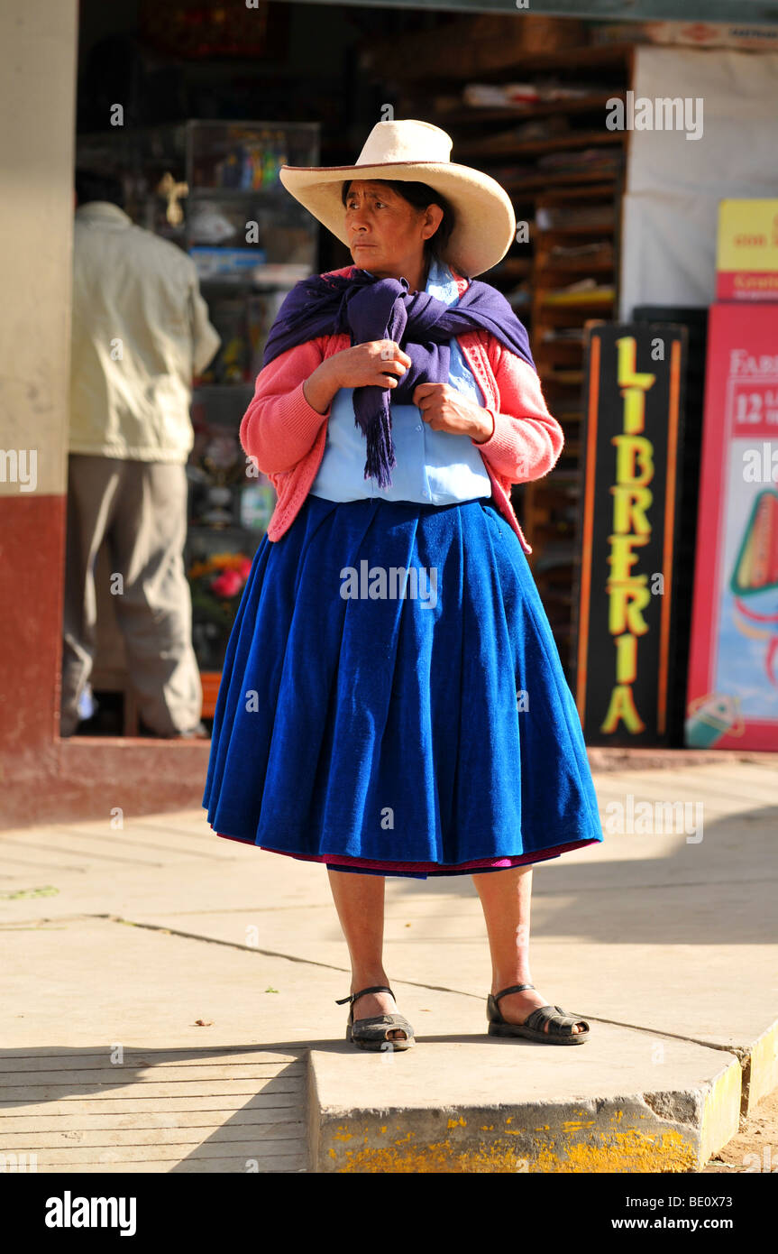 CAJABAMBA PERU - SEPTEMBER 6: Porträt des Quechua-Frau gekleidet in traditioneller Kleidung, Cajabamba, Peru am 6. September 2009 Stockfoto