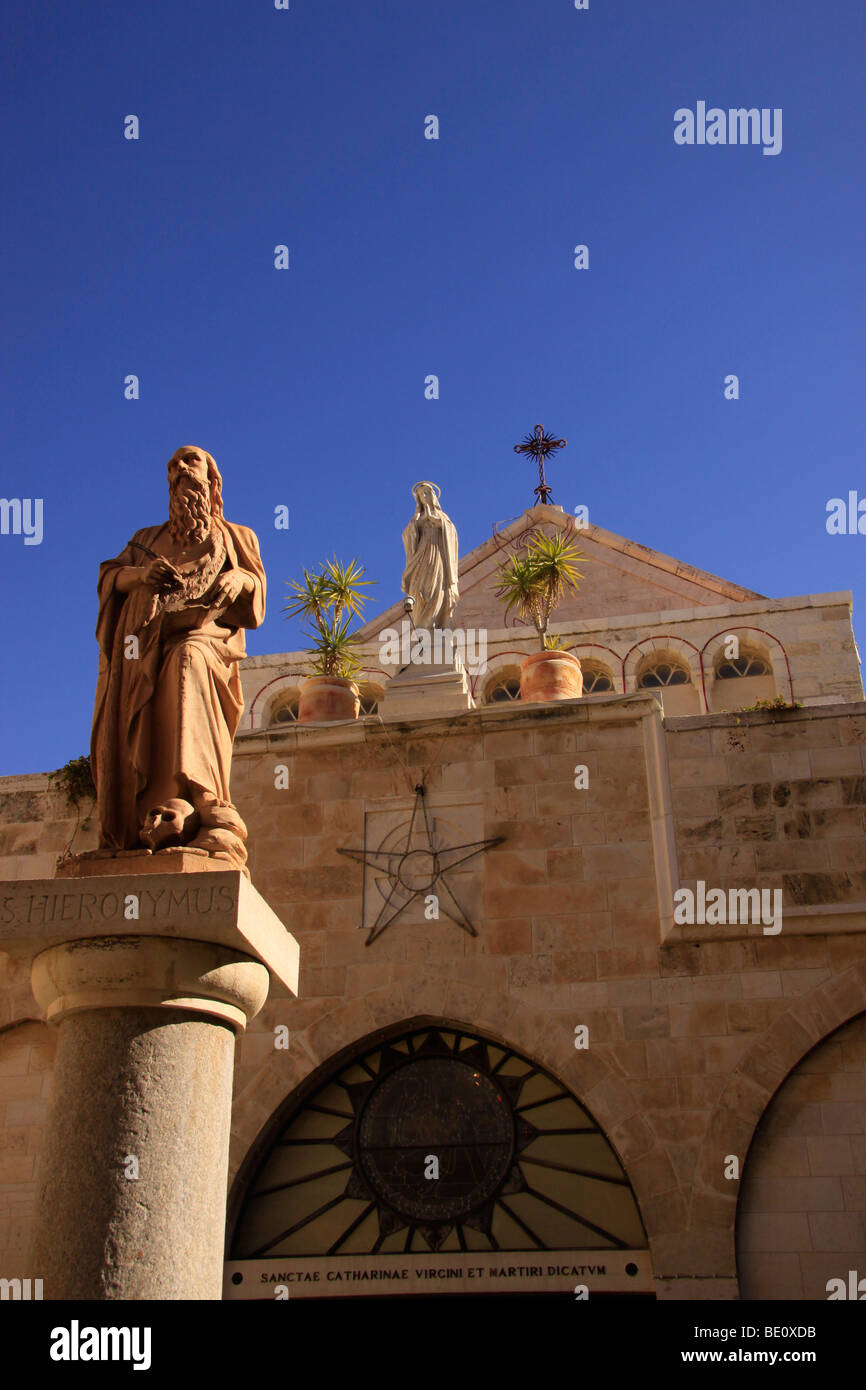 Bethlehem, Statue des Heiligen Hieronymus vor der St.-Katharinen-Kirche Stockfoto