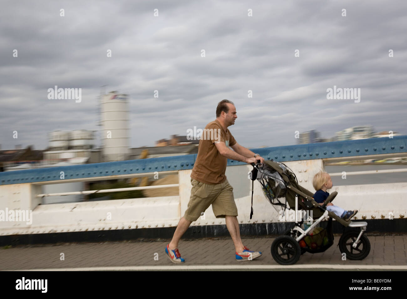 Menschen drängen Baby im Kinderwagen Stockfoto