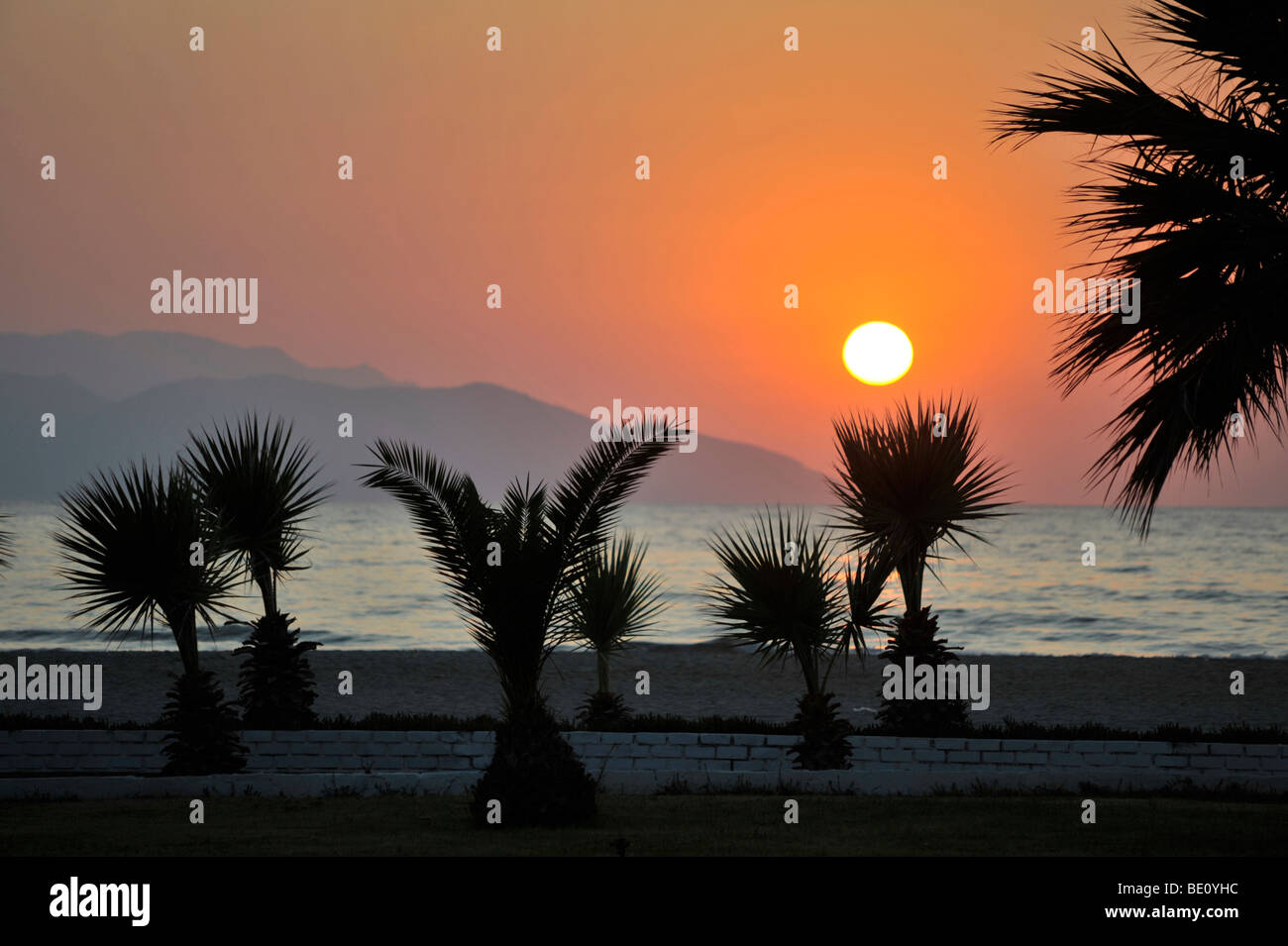 Sonnenuntergang auf der Insel Samos, gesehen aus der Türkei Stockfoto