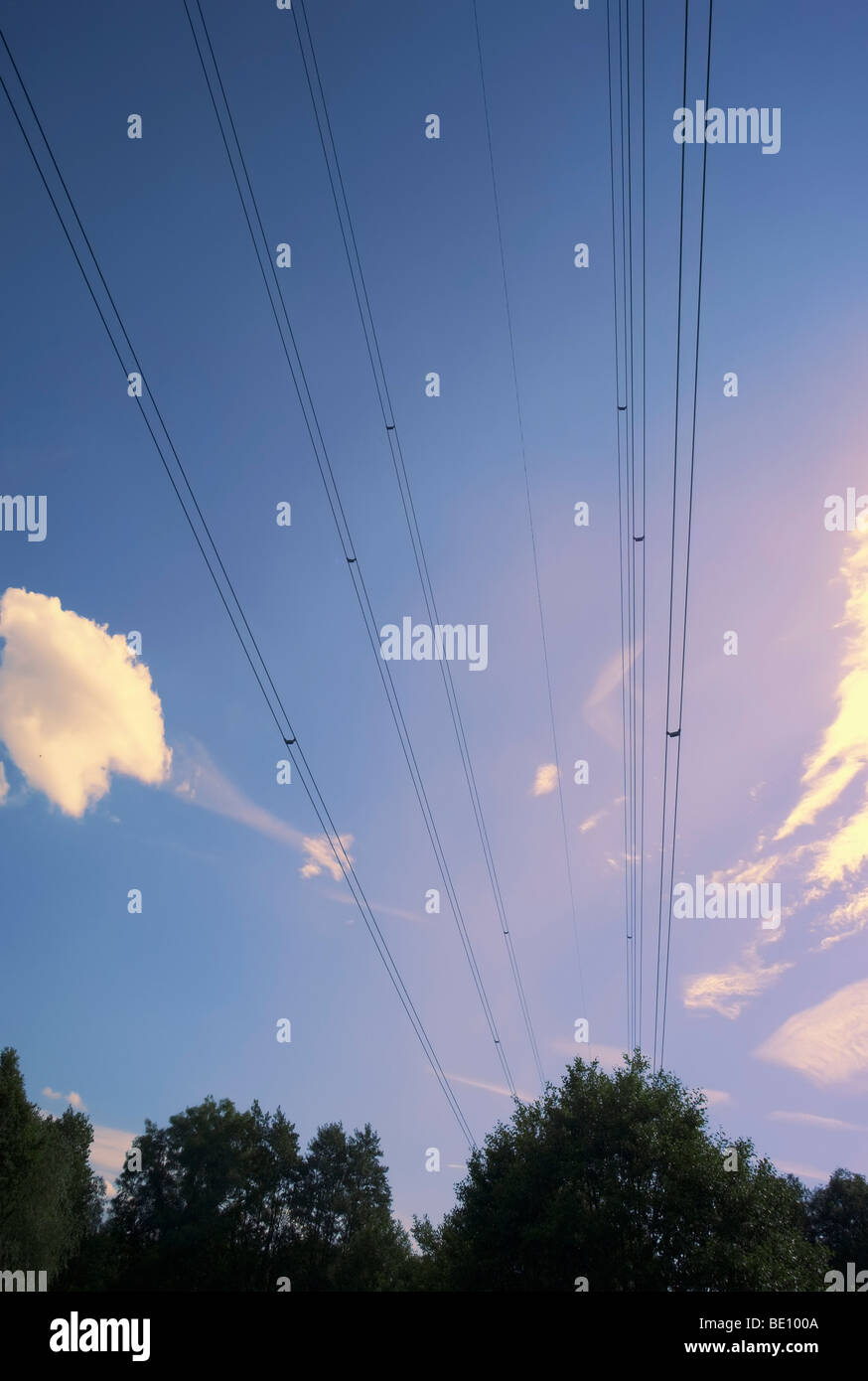 Metall-Pylon mit Elektrizität Versorgungsmaterial Stromleitungen Stockfoto