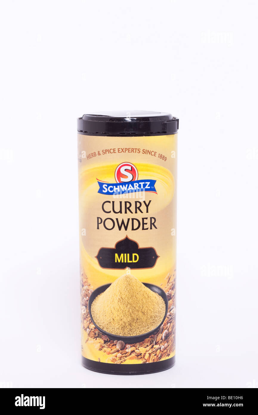 Eine Nahaufnahme von einer Wanne mit Schwartz Currypulver mild auf weißem Hintergrund Stockfoto