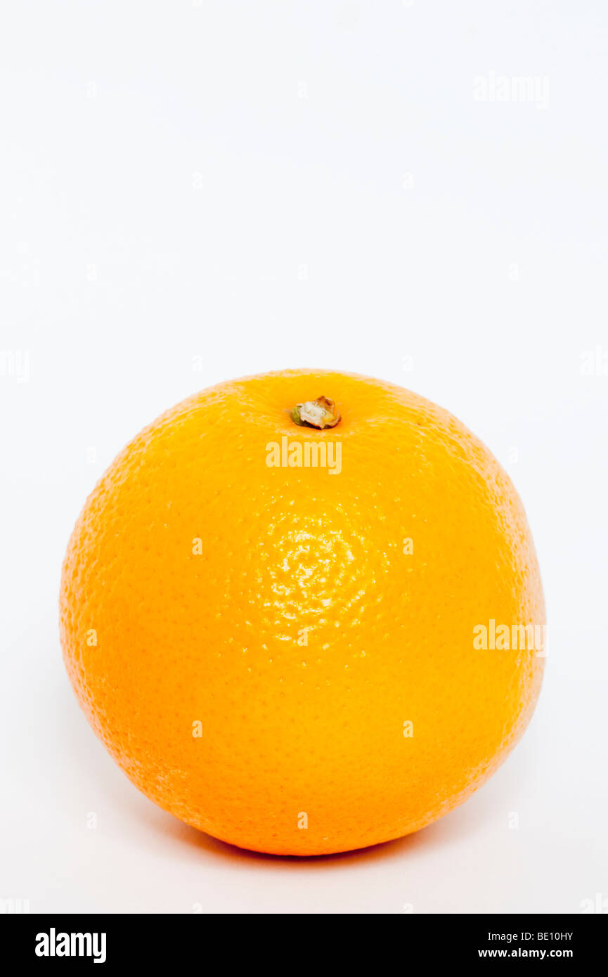 Eine Nahaufnahme von einem frischen Orange auf weißem Hintergrund Stockfoto