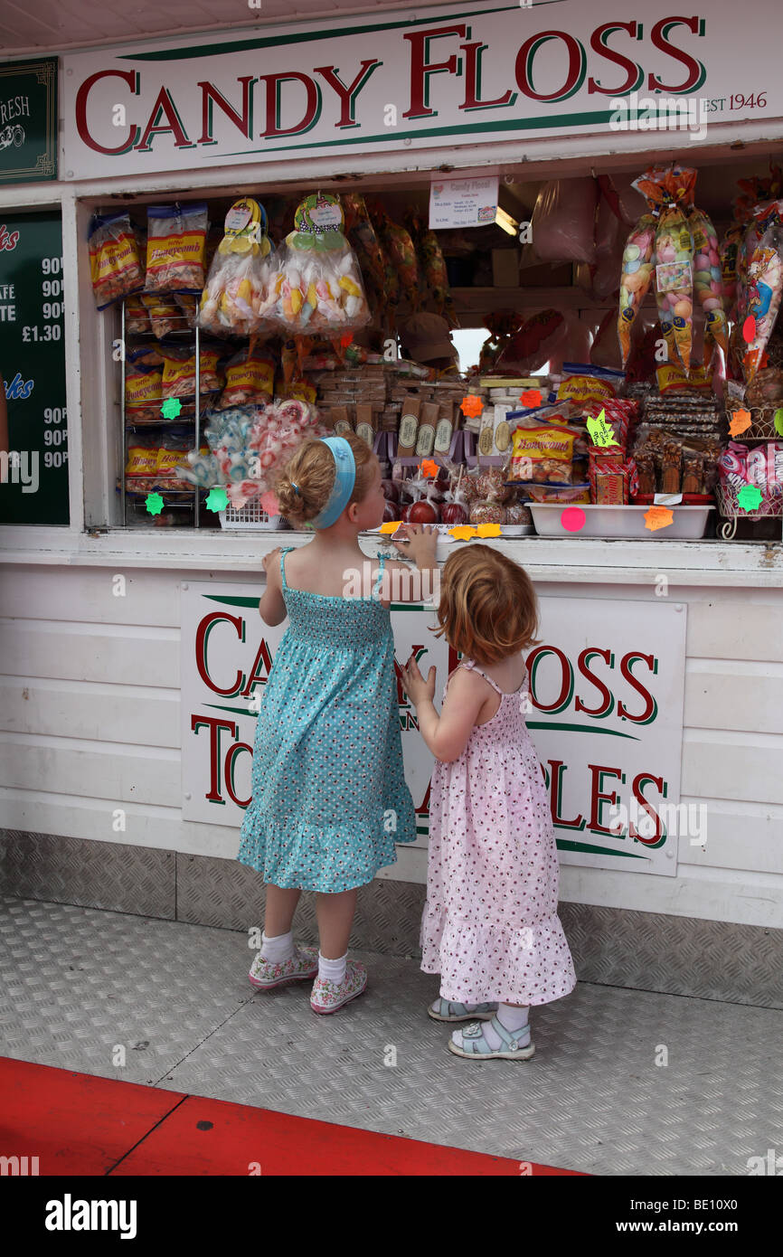 Mädchen in einem Süßwarenladen am Pier von Brighton, Brighton, UK. Stockfoto