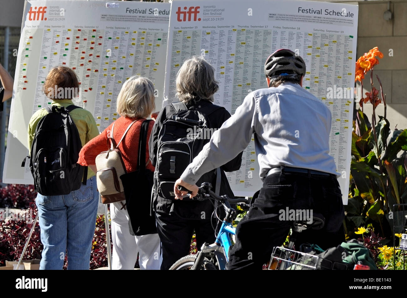 Menschen, Passanten durch das Studium der TIFF (Toronto International Film Festival Termine) Stockfoto
