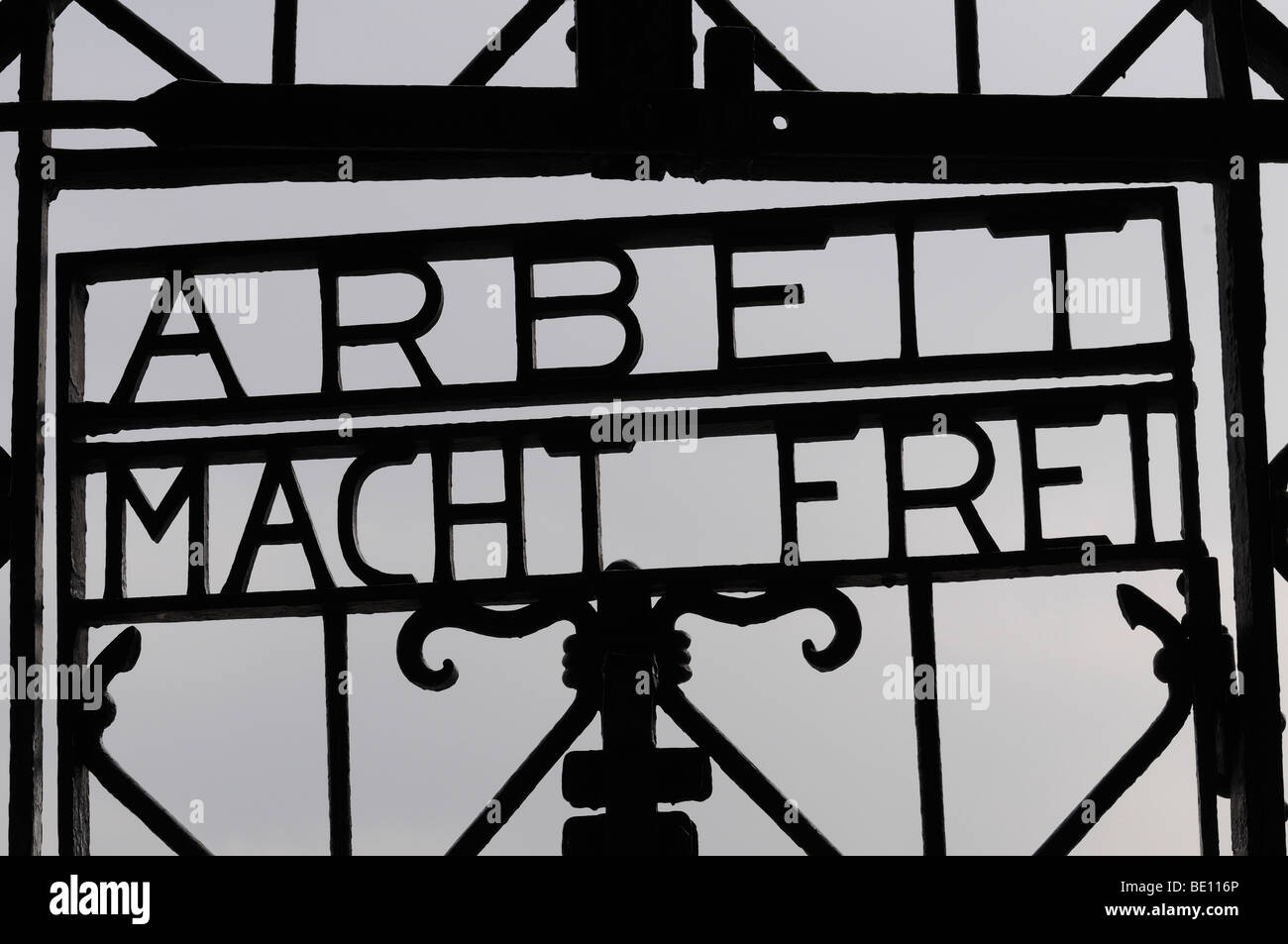 Arbeit Macht Frei melden Sie am Eingangstor zum KZ Dachau, Deutschland Stockfoto
