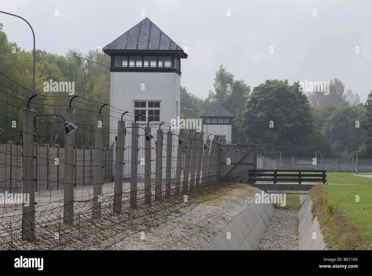 Wachtürme, Stacheldrahtzaun im ehemaligen KZ Dachau, Deutschland Stockfoto