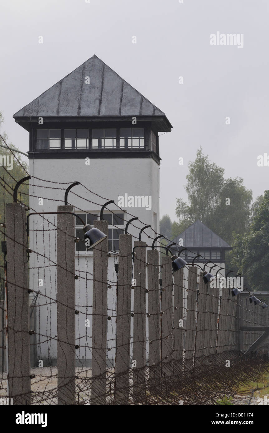 Wachtürme, Stacheldrahtzaun im ehemaligen KZ Dachau, Deutschland Stockfoto