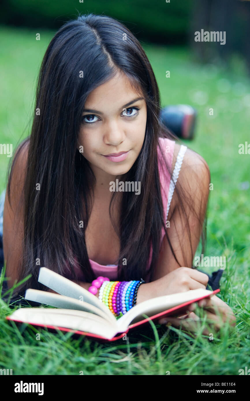 Schöne Teenager ein Buch im Garten Stockfoto