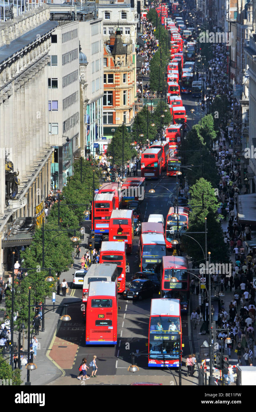 Blick hinunter auf beschäftigt Großbritannien Oxford Street mit Shopper & Luftaufnahmen der lange Schlangen von Doppel Decker roten Londoner Busse warten an der Bushaltestelle & Kreuzungen Stockfoto