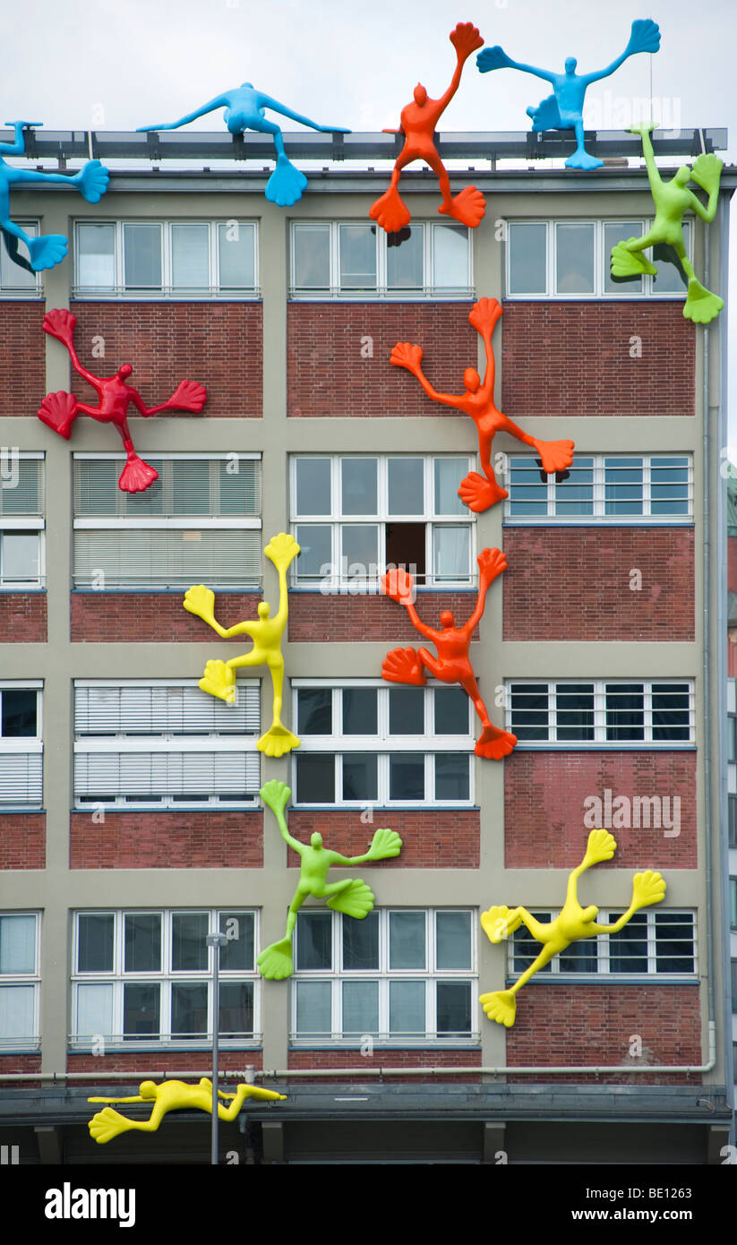 Bunte Figuren erklimmen Gebäude Fassade im Medienhafen Medienhafen in  Düsseldorf Stockfotografie - Alamy