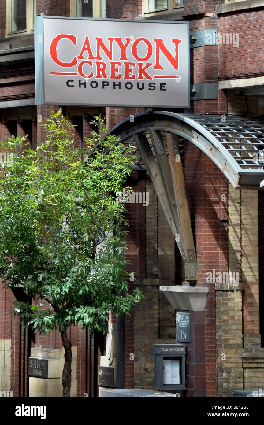 Zeichen eines Restaurants auf Front Street, Toronto, Kanada Stockfoto