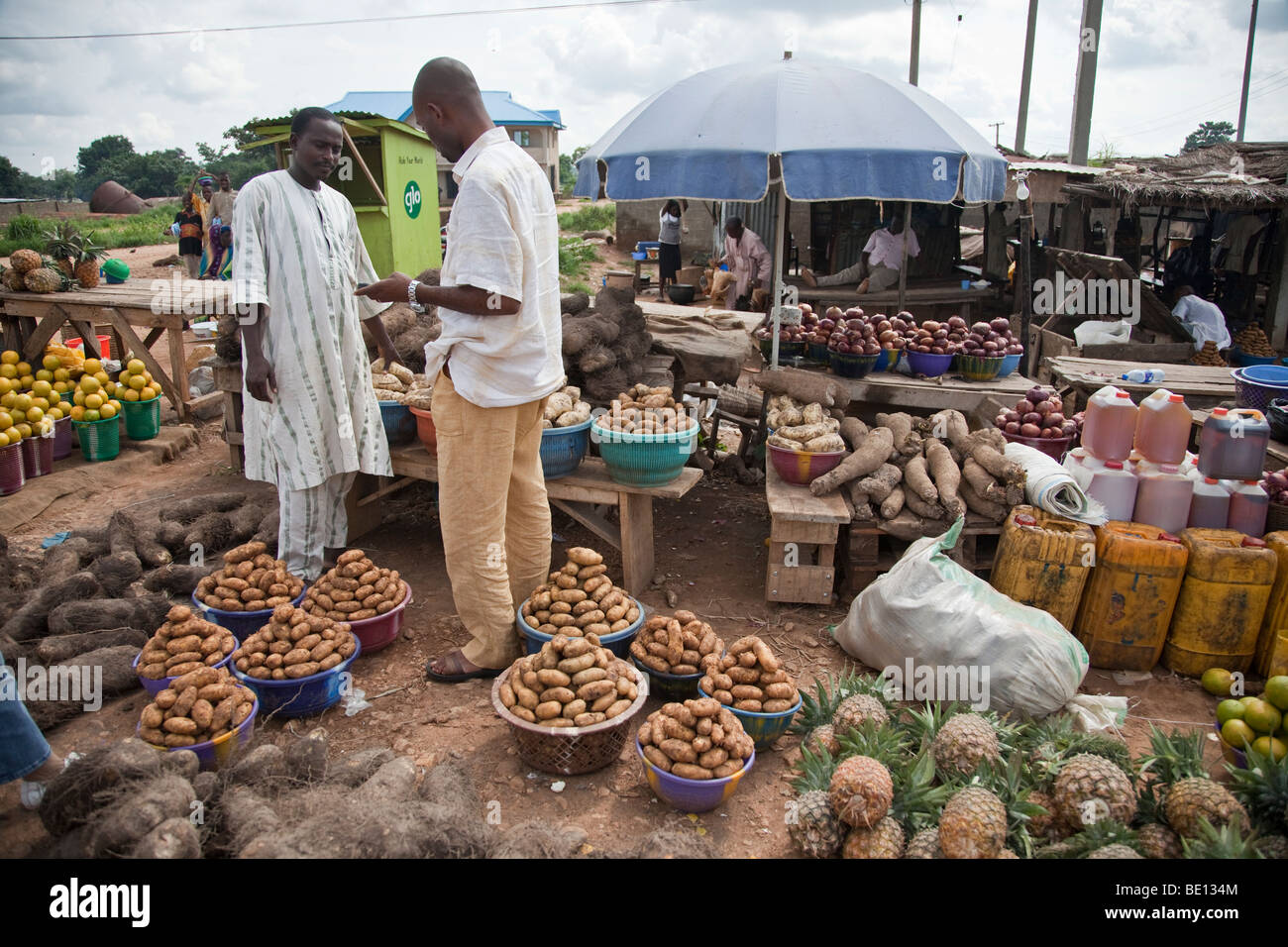 Ein Mann Schnäppchen für Kartoffeln auf dem Straßenrand im nigerianischen Bundesstaat Niger. Stockfoto