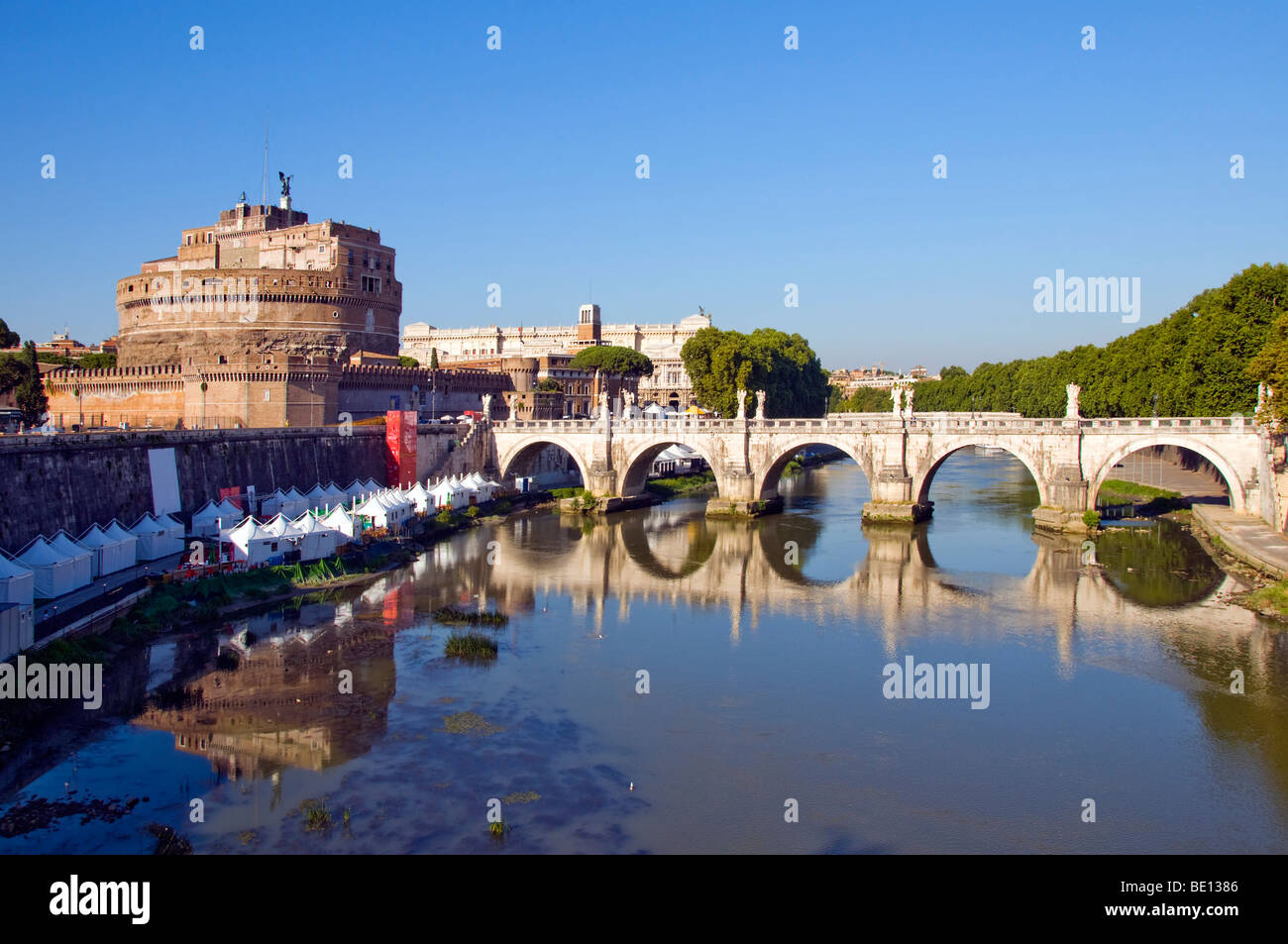 St. Angelo Brücke und Schloss mit Fluss Tiber Reflexionen Stockfoto