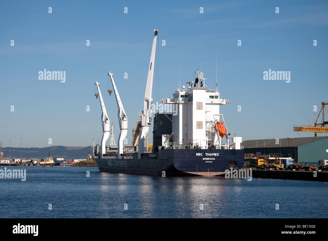 Eine großes Frachtschiff vor Anker, um einen Liegeplatz in Edinburghs Leith Docks Stockfoto