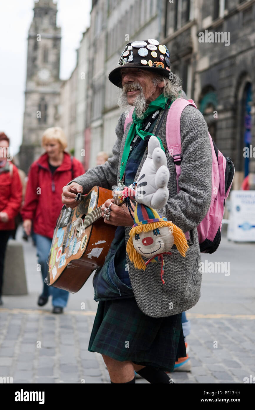A Street Performer auf Edinburghs Royal Mile während des Fringe-Festivals Stockfoto