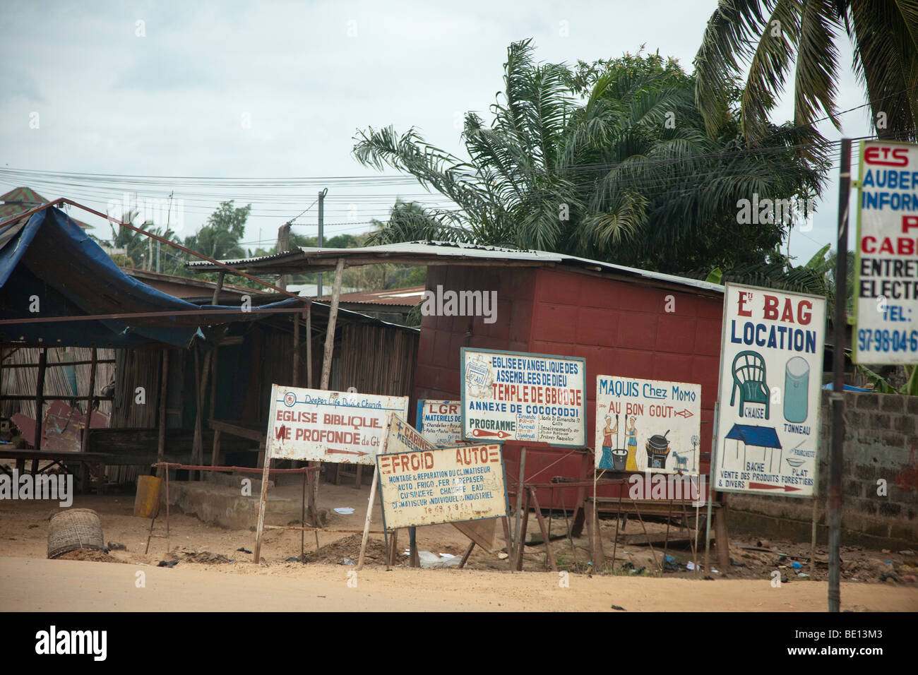 Schilder säumen die Straßen von Cotonou, Benin.Due, hohe Analphabetenrate, werben viele Zeichen durch Bilder. Stockfoto