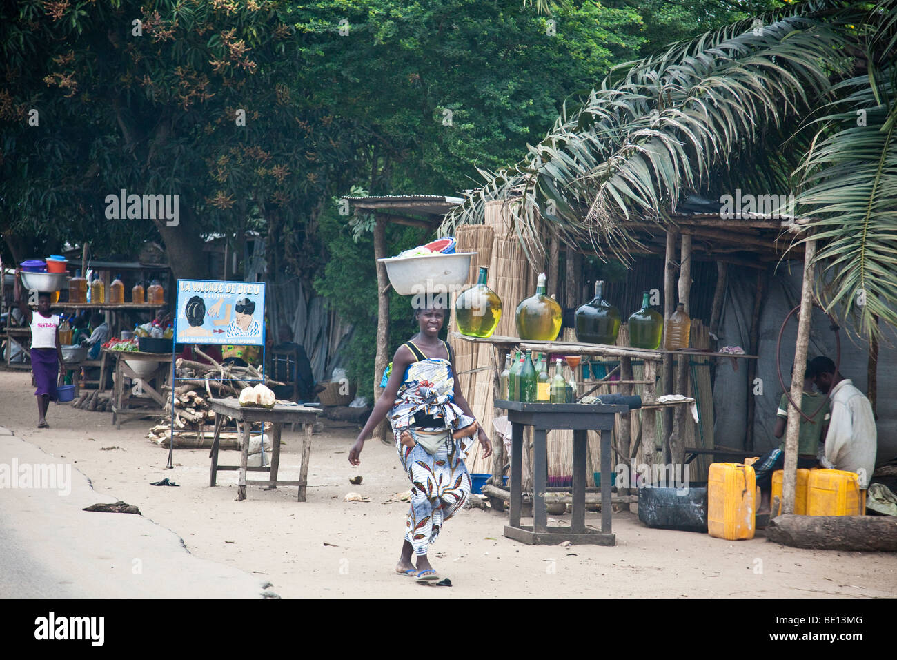 Benzin in der Flasche ist Streetside in Cotonou, Benin verkauft. Stockfoto
