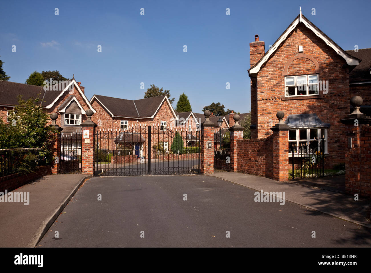 Eine bewachte Wohnanlage, Heritage Gardens, Wilmslow Road, West Didsbury, Manchester Stockfoto