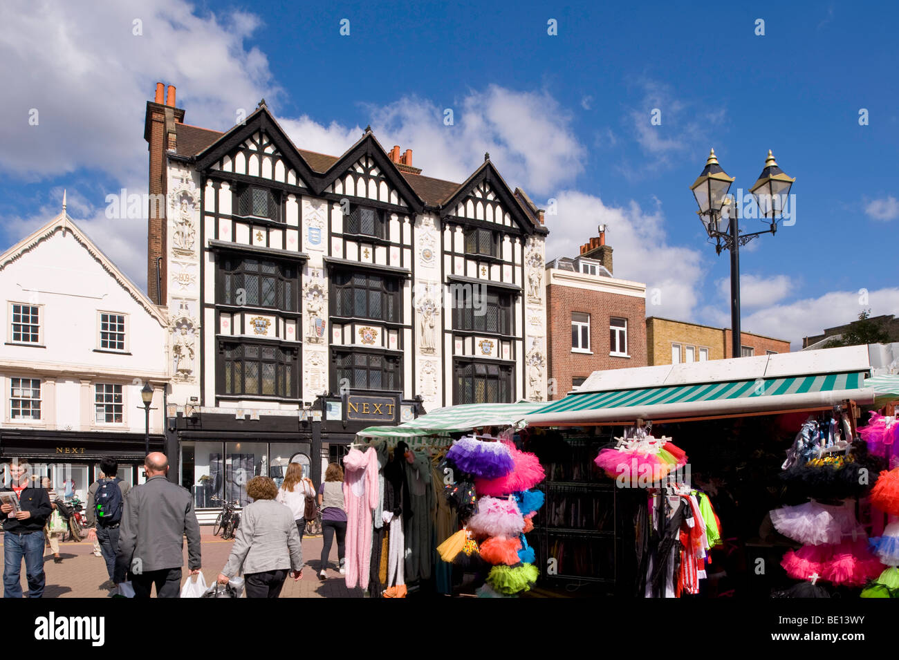 Menschen beim Einkaufen am Markt Platz, Kingston upon Thames, Surrey, Vereinigtes Königreich Stockfoto