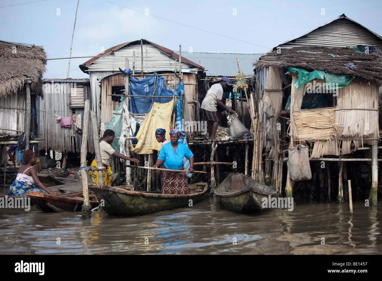 Baufällige Häuser säumen die Küste von Benin in Cotonou. Wohnen direkt am Meer, werden Boote gemeinsame Transportmittel. Stockfoto