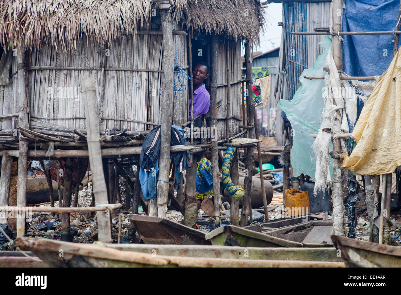 Baufällige Häuser säumen die Küste von Benin in Cotonou. Wohnen direkt am Meer, werden Boote gemeinsame Transportmittel. Stockfoto
