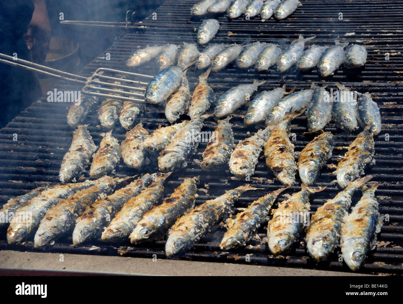 Portugal, Algarve, Alvor, Sardinen auf einer Straße Restaurant grill Stockfoto