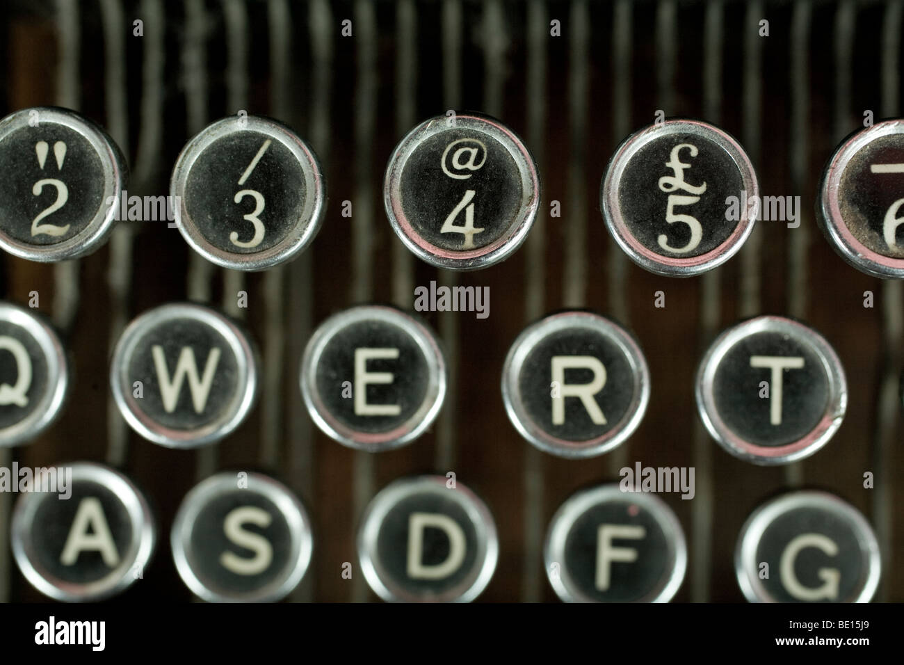 Nahaufnahme von einer antiken Schreibmaschine, markieren die Zahlen und Symbole an der Spitze. Stockfoto