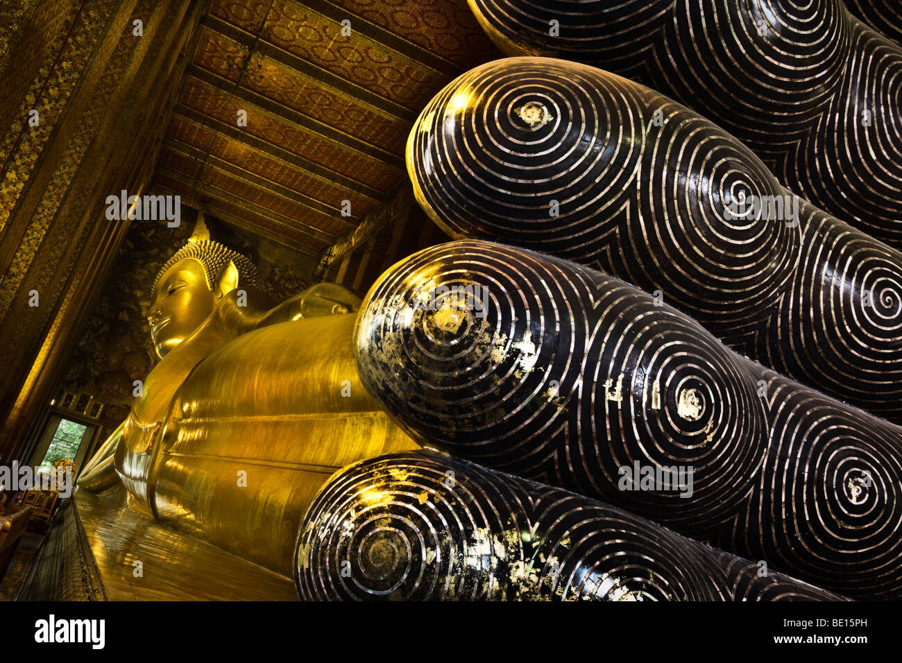 Thailand, Bangkok, Wat Pho Tempel, Füße von den liegenden goldenen Buddha Stockfoto