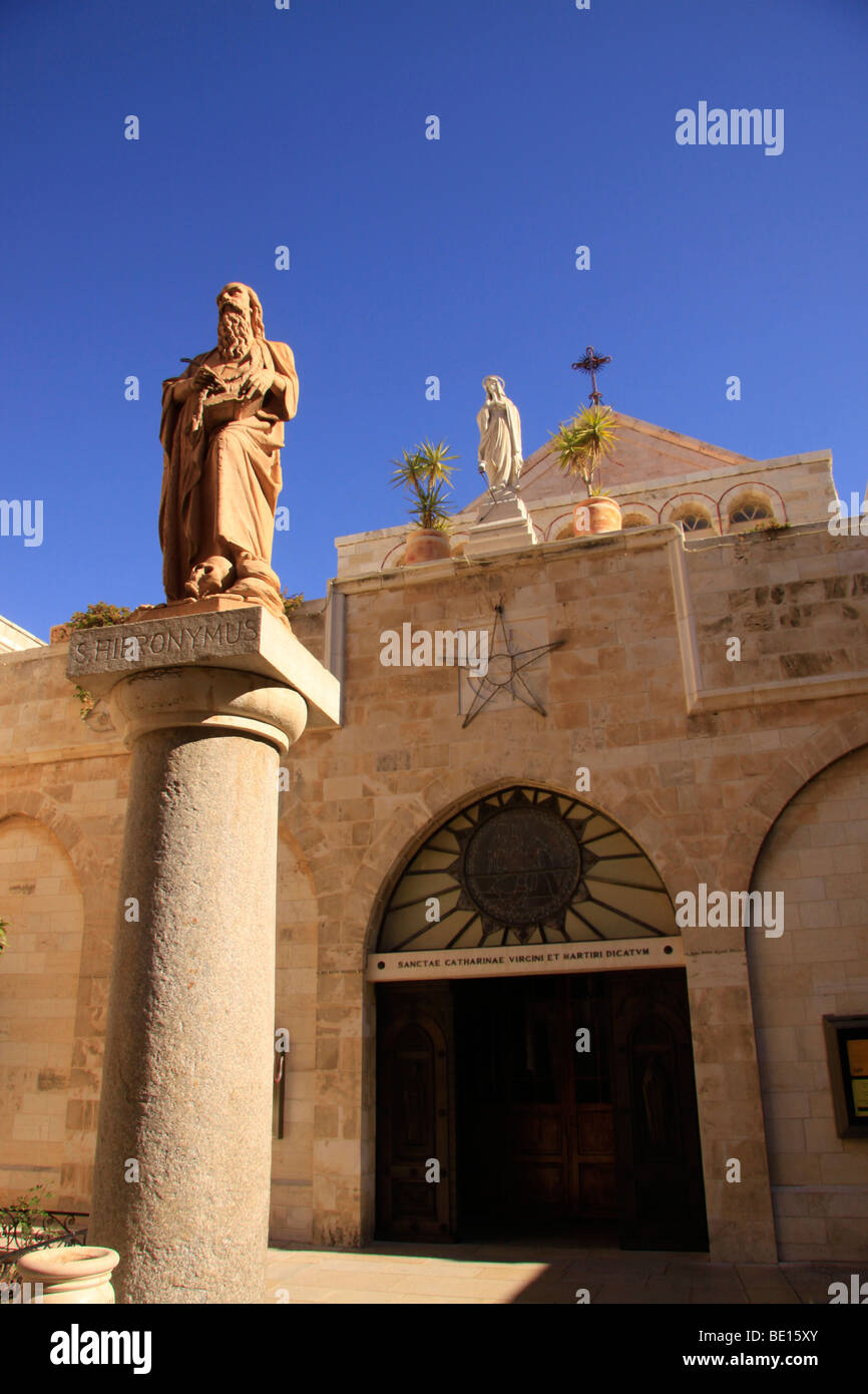 Bethlehem, Statue des Heiligen Hieronymus vor der St.-Katharinen-Kirche Stockfoto