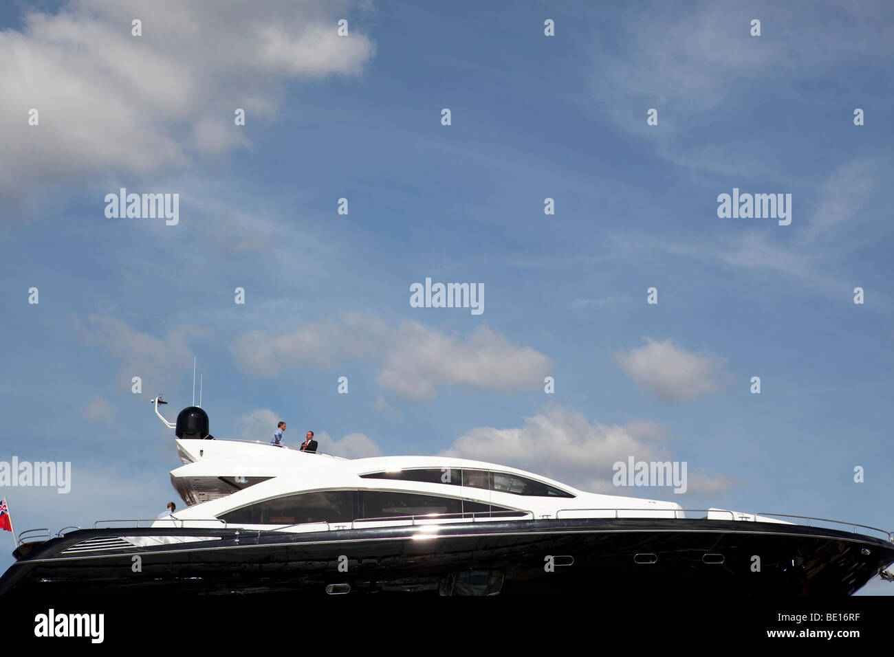 Besucher Southampton Boat show auf große Sunseeker Motoryacht Stockfoto